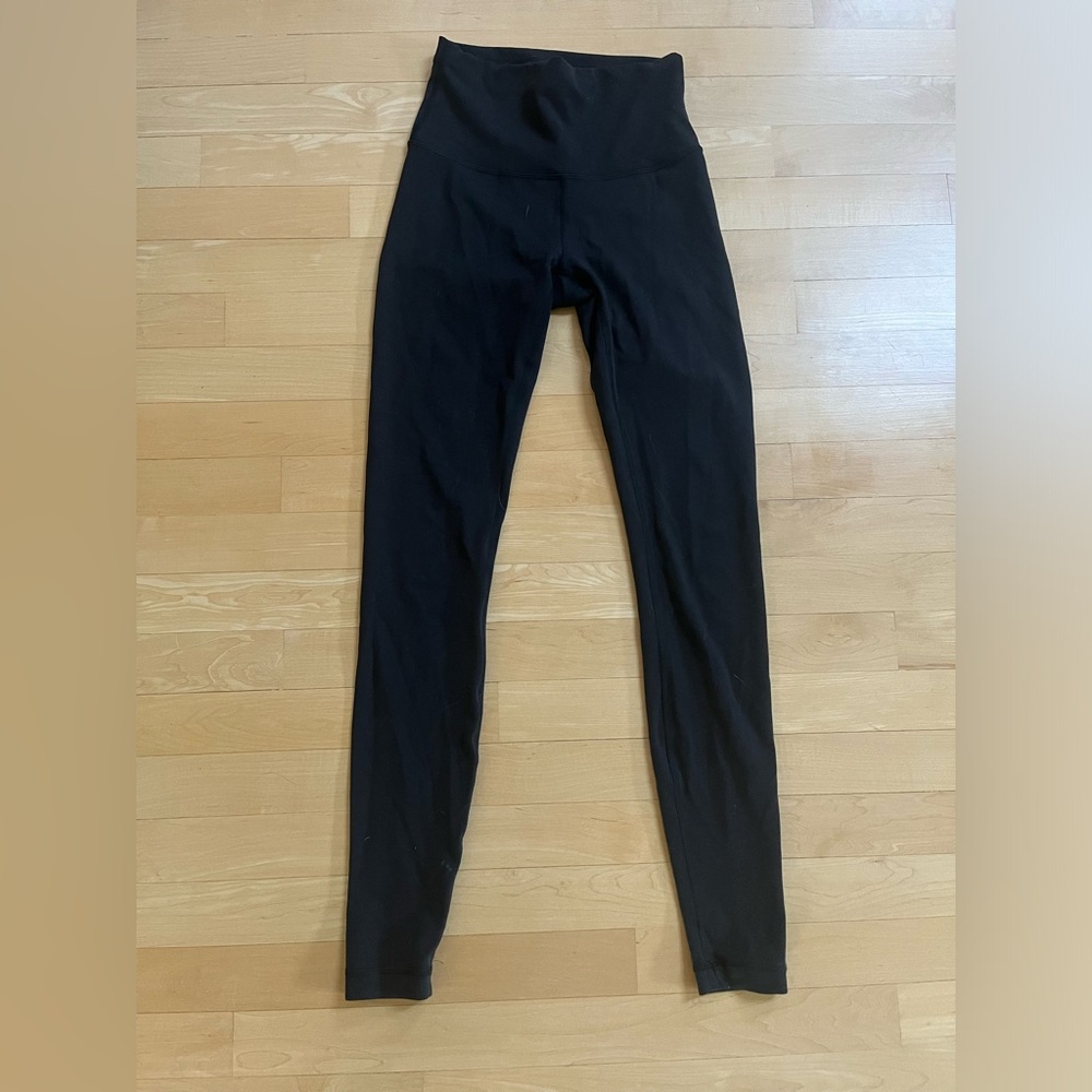 Black lululemon wonder under train leggings.